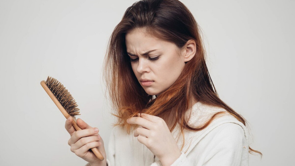 Почему отвар из луковой шелухи делает волосы роскошными (и почему он подойдет не всем)?